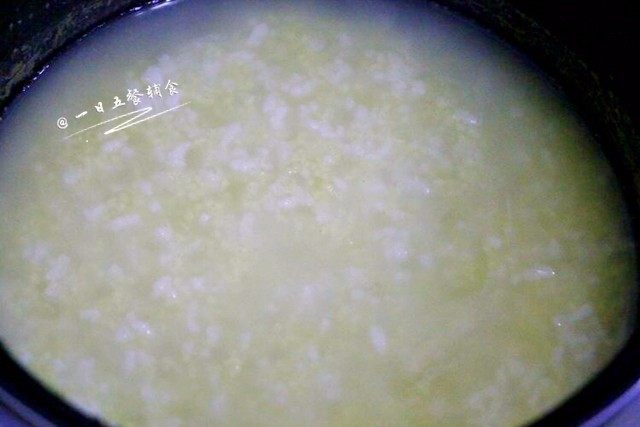 菠萝双米粥,电饭锅煮好后，粥就变得很浓稠了，这时下入菠萝丁，焖几分钟就可以了。
