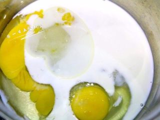 铜锣烧,取大盘，将鸡蛋敲入，加入细砂糖、牛奶、盐、玉米油等材料，用蛋抽搅拌均匀。