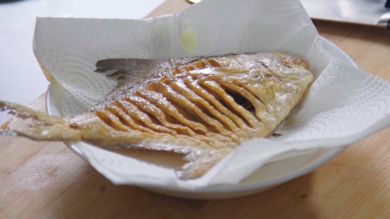 营养丰富又不长肉的老醋煎平鱼,将炸制好的平鱼放在吸油纸上，吸除多余的油。
