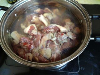 酸萝卜老鸭汤煲,把鸭子放在锅里清水煮开。放几滴料酒可以去掉鸭子的腥味。