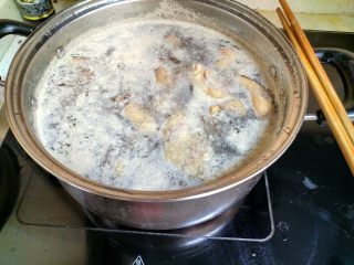 酸萝卜老鸭汤煲,把泡沫用小勺捞出来丢掉。