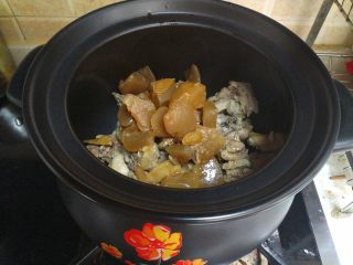 酸萝卜老鸭汤煲,将酸萝卜老鸭汤包倒入砂锅中，要在鸭子面上。