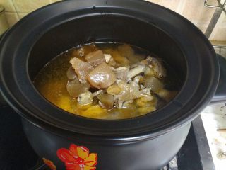 酸萝卜老鸭汤煲,往砂锅里加入清水，清水要没过鸭子三四指。