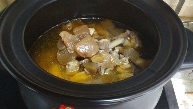 酸萝卜老鸭汤煲,往砂锅里加入清水，清水要没过鸭子三四指。