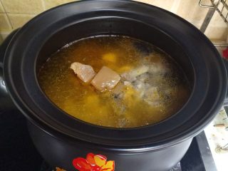 酸萝卜老鸭汤煲,熬鸭子的同时不要往汤中加水，加入水会影响老鸭汤的味道。