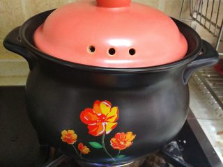 酸萝卜老鸭汤煲,老鸭汤烧开后，可以盖上盖子，转小火慢煲，一直保持小滚开的样子。