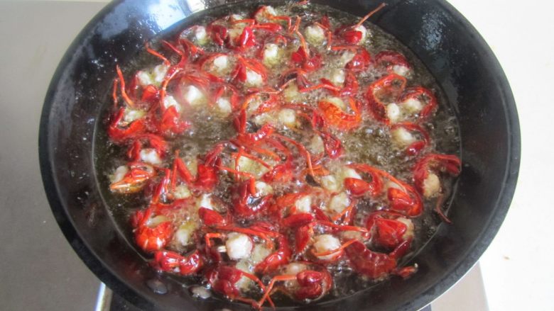 椒盐小龙虾,将处理好的小龙虾放入锅中，小火慢慢炸；