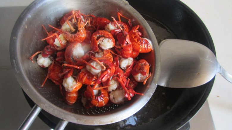椒盐小龙虾,将炸好的小龙虾捞出来沥干油分；