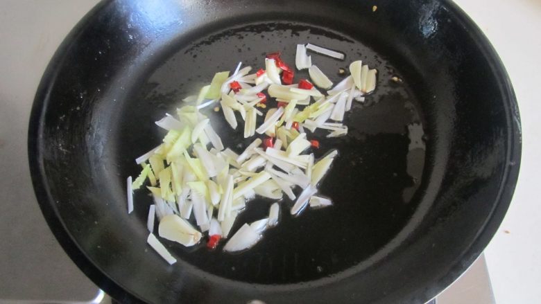 椒盐小龙虾,锅中留少许底油， 将姜葱蒜和红椒爆香；