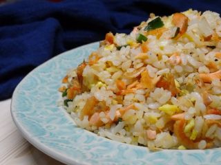 用現煮的米飯也能炒出粒粒分明的櫻花蝦鮭魚