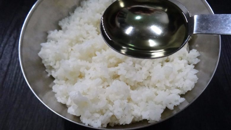 用現煮的米飯也能炒出粒粒分明的櫻花蝦鮭魚,將煮好的白飯撥鬆後放涼 