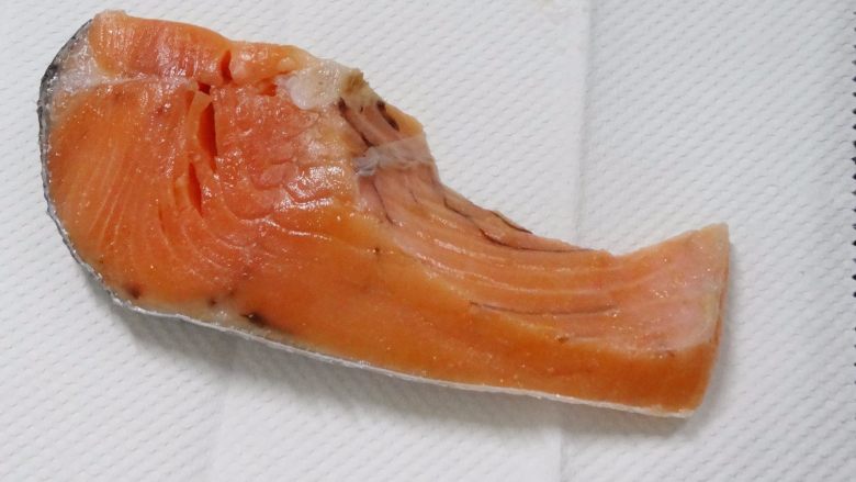 用現煮的米飯也能炒出粒粒分明的櫻花蝦鮭魚,醃過的鮭魚不需再洗，為避免噴油，下鍋前請記得擦乾