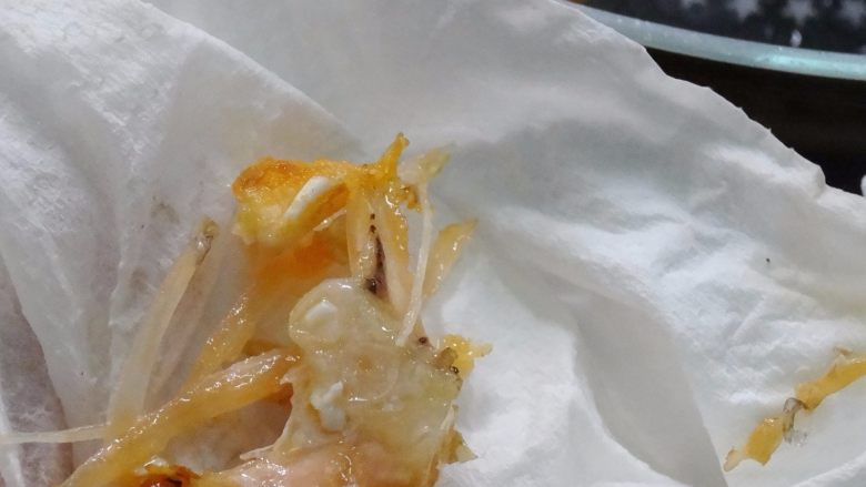 用現煮的米飯也能炒出粒粒分明的櫻花蝦鮭魚,煎好放涼後再一一去除魚剌，並將鮭魚搗碎
