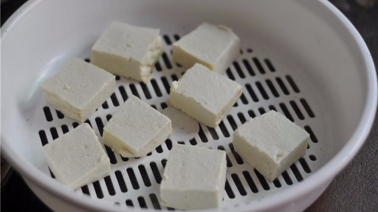 自制豆腐干,放在沥水篮里，表面抹上比炒菜更多的盐，放在太阳下晒干
