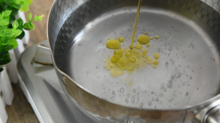 生菜就要这样做，美味下饭又不失营养,沸水中倒入3g橄榄油