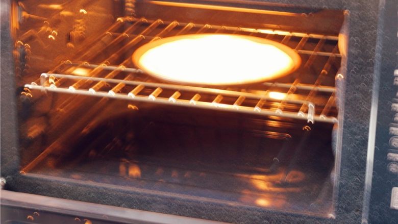 培根玉米粒披萨,放到烤箱中，上下火200度烤3分钟。