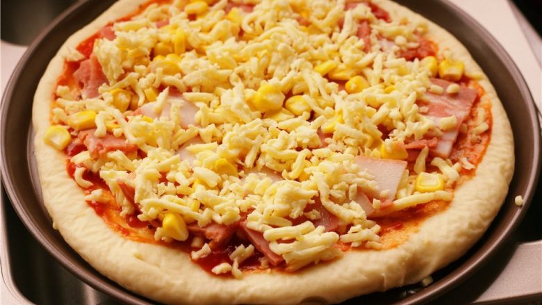 培根玉米粒披萨,最后再放一层奶酪。