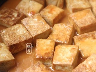 糖醋脆皮豆腐,把之前调好的酱汁倒入锅内，轻轻的翻炒均匀，使每块豆腐都沾上酱汁；