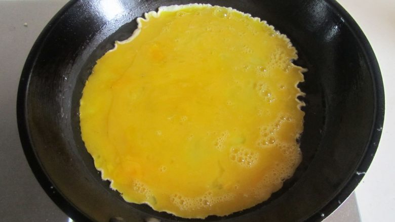 白玉菇鸡蛋豆腐羹,热锅凉油，倒入鸡蛋液微微煎至定型；