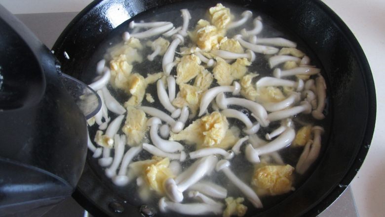 白玉菇鸡蛋豆腐羹, 加入适量的水炖煮；