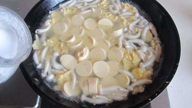 白玉菇鸡蛋豆腐羹,加入适量的盐和胡椒粉进去调味；