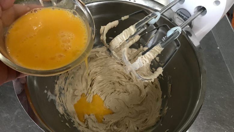 焦糖麦芬/玛芬,分3-4次加入全蛋液，每次加入都要用打蛋器充分搅拌，避免油水分离