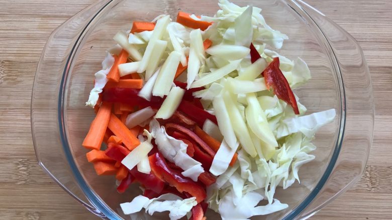 一夜渍---什锦泡菜,将各种蔬菜洗净切小块