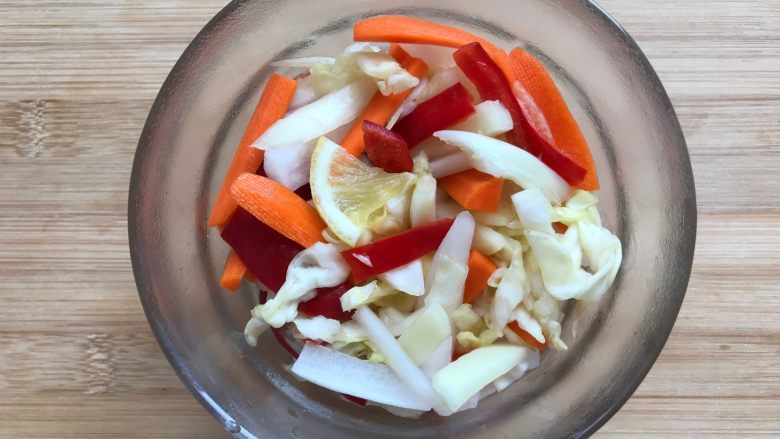 一夜渍---什锦泡菜,将挤出盐水的蔬菜放入腌渍罐中