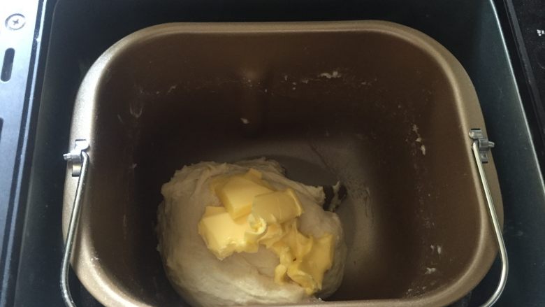 酸奶蜜豆吐司,揉面25分钟后放入软化室温的黄油