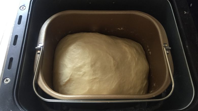 酸奶蜜豆吐司,面团放面包机进行第一次发酵，大约一小时至两倍大