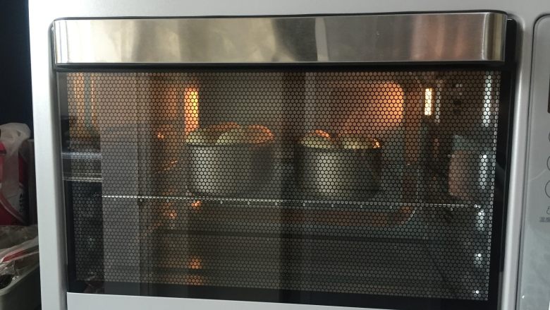 酸奶蜜豆吐司, 放入预热好的烤箱中180度烤制25分钟