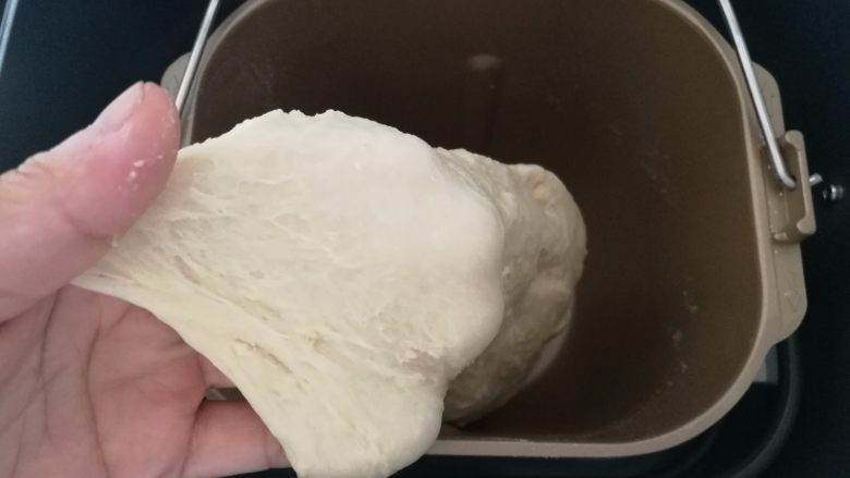 椰蓉酥粒面包,3.大概15分钟的时候，就揉出厚膜了