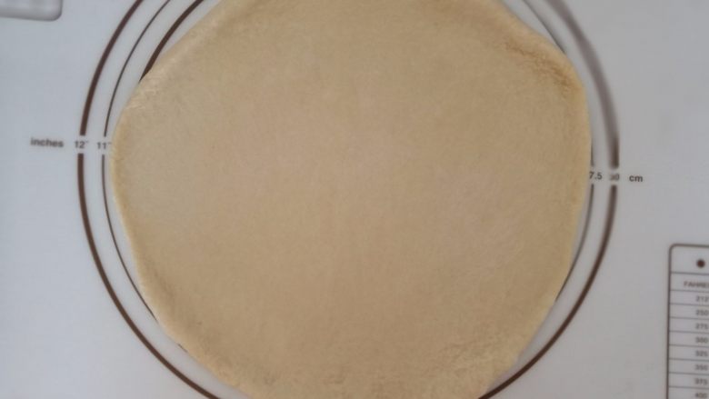 椰蓉酥粒面包,15.擀成圆形，面团需要擀成正方形，所以用到了很简单的方法