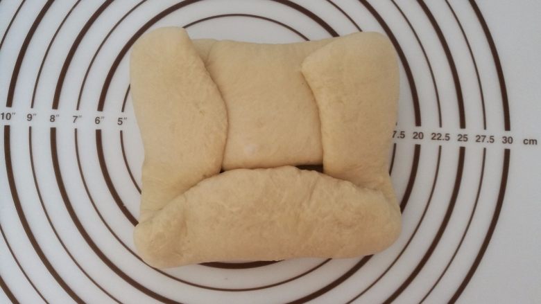 椰蓉酥粒面包,16.把面皮四周叠起来，叠成正方形
