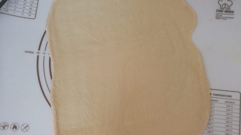 椰蓉酥粒面包,17.然后面皮翻过来，四周慢慢擀，就成了正方形面皮