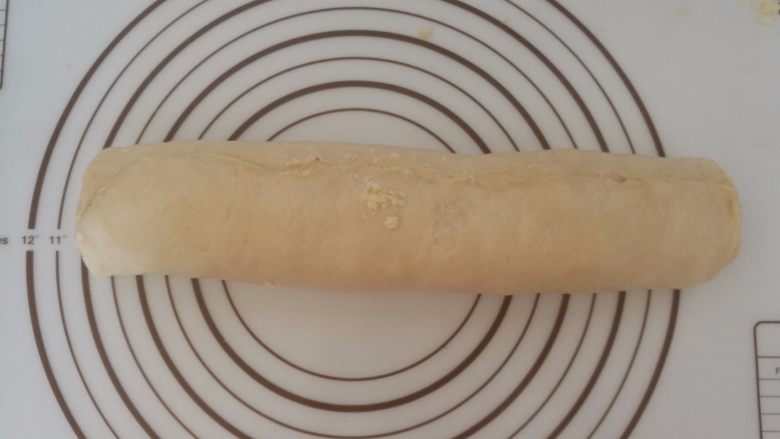 椰蓉酥粒面包,19.慢慢的卷起来，收口处捏紧