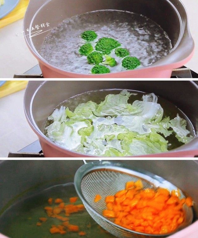 杂蔬鳕鱼猫饭团,紧接着将蔬菜都焯一下，胡萝卜，西兰花，娃娃菜叶热水里焯过后捞出来备用。
