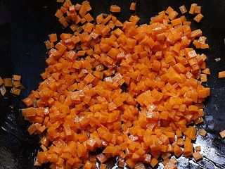自制胡萝卜玉米牛肉蛋饺,胡萝卜切成小丁，锅中稍稍翻炒一下