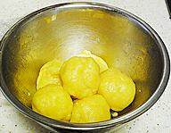 老式桃酥,将面团分成6等份并揉成圆球制成桃酥生胚