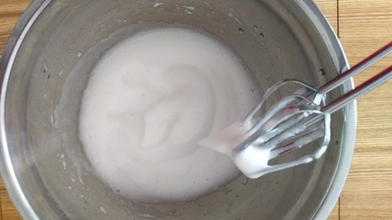 乳酪蛋糕,打到略微细腻，提起打蛋器会滴落的时候把剩下的糖倒入