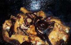 蚝油香菇鸡翅根,放入香菇 盐和葡萄酒【量要多一些】