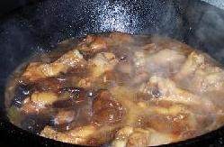 蚝油香菇鸡翅根,放清水，差不多没过鸡翅的量。大火烧开，转小火，盖上锅盖煨煮。最后大火收汁即可