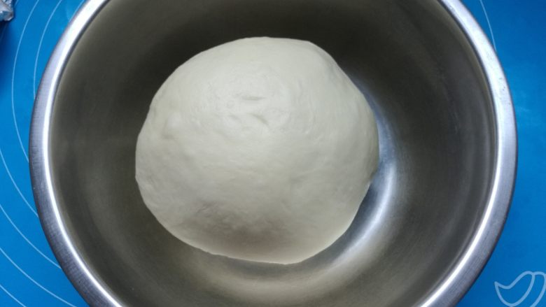扭扭豆沙小土司,面团收圆放回盆内，盖保鲜膜进行基础发酵。