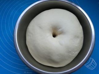 扭扭豆沙小土司,面团发酵到2倍大，用手指沾干面粉戳个洞不回缩不塌陷表示发酵完成。