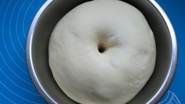 扭扭豆沙小土司,面团发酵到2倍大，用手指沾干面粉戳个洞不回缩不塌陷表示发酵完成。