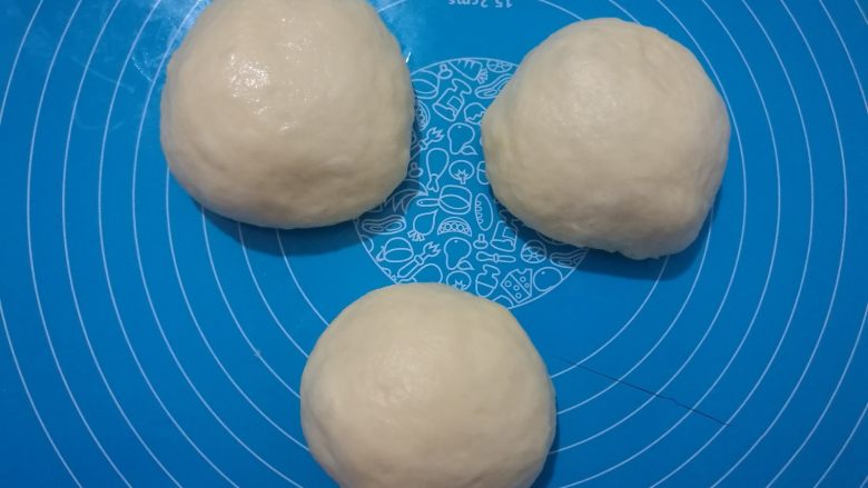 扭扭豆沙小土司,面团均分成3个小面团（如果两个土司盒分成2个也可以），盖保鲜膜松弛5分钟。