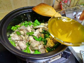青椒鸡,把炒鸡时的油倒入砂锅中翻炒。必须要用小火。