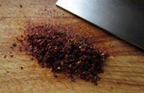 传统水煮牛肉,炸好的辣椒和花椒，放在案板上冷却后，切成细末，即成麻辣酥