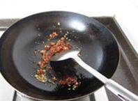 传统水煮牛肉,起炒锅，加入1大勺适才炸麻辣酥用的油，爆香1大勺豆瓣酱至出红油