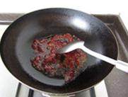 传统水煮牛肉,再次起锅，加入2大勺油，小火爆香2大勺豆瓣酱